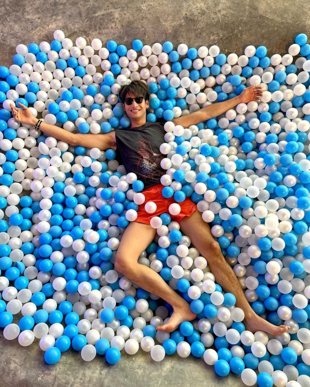 Apo手長腳長身材高䠷！